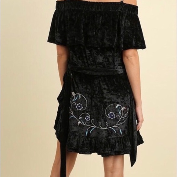 Beautiful black crushed velvet cold shoulder dress - Picture 4 of 4